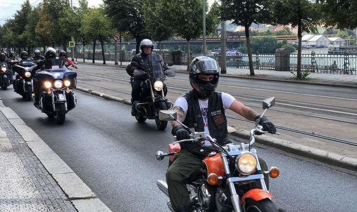 Pět set Pekelných andělů projelo Prahou, aby ucitili památku motorkáře