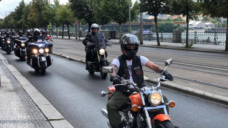 Pět set Pekelných andělů projelo Prahou, aby ucitili památku motorkáře