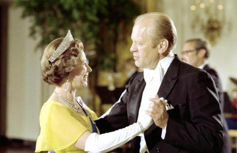 1976: Během oslav 200. výročí USA byla královna Alžběta II. hostem prezidenta Geralda Forda na slavnostní státní večeři v Bílém domě, která symbolicky připomněla proměnu někdejších rivalů ve spojence.