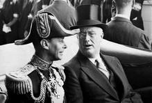 1939: Král Jiří VI. se stal prvním vládnoucím britským monarchou, který vstoupil na území USA a s prezidentem Franklinem D. Rooseveltem symbolicky stvrdil spojenectví obou zemí v předvečer druhé světové války.
