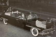 1951: Budoucí královna Alžběta II. během návštěvy Washingtonu okouzlila prezidenta Harryho S. Trumana a předala mu jménem britského krále historický dar – vyřezávané zlacené zrcadlo s olejomalbou květin ze 17. století, které dodnes zdobí Bílý dům.