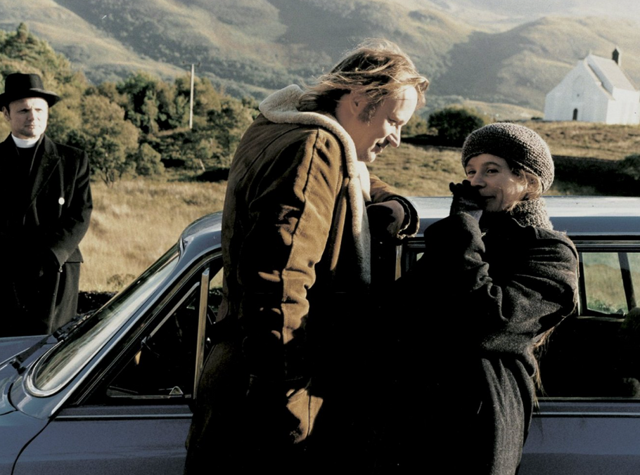 Stellan Skarsgård a Emily Watsonová ve filmu Prolomit vlny (1996).