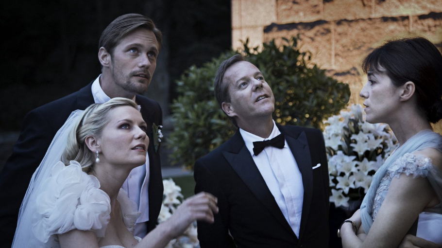 Kirsten Dunstová, Alexander Skarsgård, Kiefer Sutherland a Charlotte Gainsbourgová v psychologickém snímku Melancholie (2011).