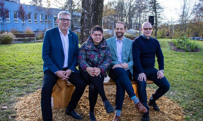 Věra Fina sedí na Lavičce naděje, jejíž vznik iniciovala v blízkosti pavilonu Kliniky onkologické a Kliniky hematoonkologie Fakultní nemocnice Ostrava.