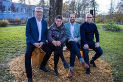 Věra Fina sedí na Lavičce naděje, jejíž vznik iniciovala v blízkosti pavilonu Kliniky onkologické a Kliniky hematoonkologie Fakultní nemocnice Ostrava.