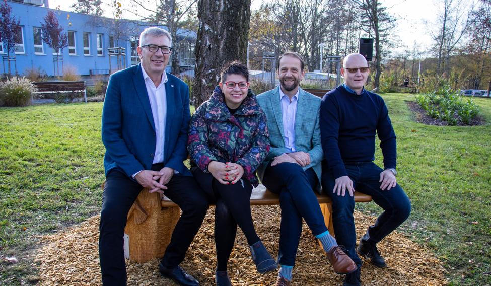 Věra Fina sedí na Lavičce naděje, jejíž vznik iniciovala v blízkosti pavilonu Kliniky onkologické a Kliniky hematoonkologie Fakultní nemocnice Ostrava.