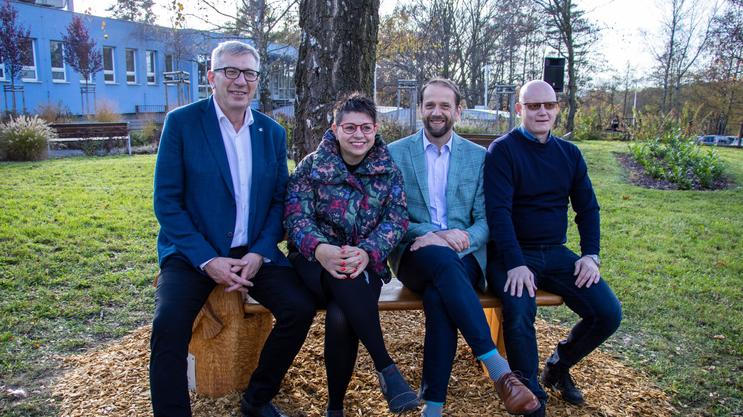 Věra Fina sedí na Lavičce naděje, jejíž vznik iniciovala v blízkosti pavilonu Kliniky onkologické a Kliniky hematoonkologie Fakultní nemocnice Ostrava.