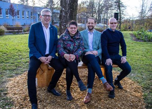 Věra Fina sedí na Lavičce naděje, jejíž vznik iniciovala v blízkosti pavilonu Kliniky onkologické a Kliniky hematoonkologie Fakultní nemocnice Ostrava.