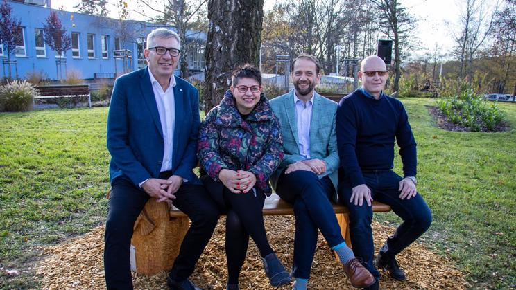 Věra Fina sedí na Lavičce naděje, jejíž vznik iniciovala v blízkosti pavilonu Kliniky onkologické a Kliniky hematoonkologie Fakultní nemocnice Ostrava.