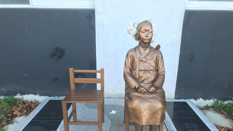 Obdobná socha sexuální otrokyně je v australském Melbourne.