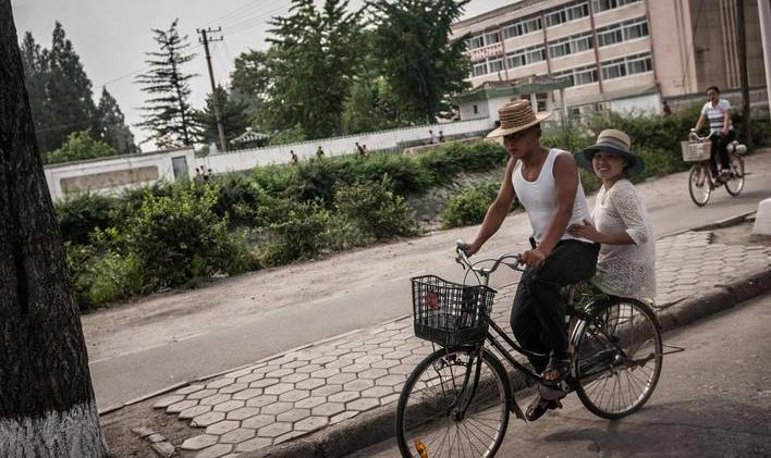 Fotografie britsko-polského dokumentárního fotografa Michala Huniewicze, který zachytil běžný život v KLDR, jsou stěžejní součástí výstavy Život za zdmi: Severní Korea. 