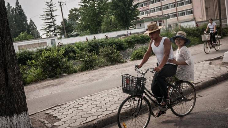 Fotografie britsko-polského dokumentárního fotografa Michala Huniewicze, který zachytil běžný život v KLDR, jsou stěžejní součástí výstavy Život za zdmi: Severní Korea.