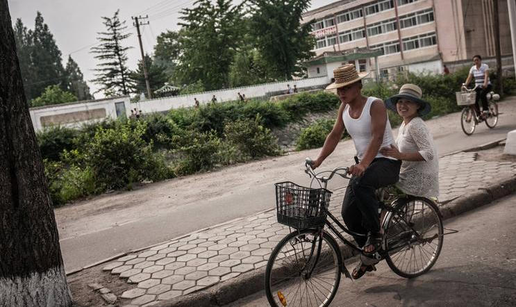 Fotografie britsko-polského dokumentárního fotografa Michala Huniewicze, který zachytil běžný život v KLDR, jsou stěžejní součástí výstavy Život za zdmi: Severní Korea. 