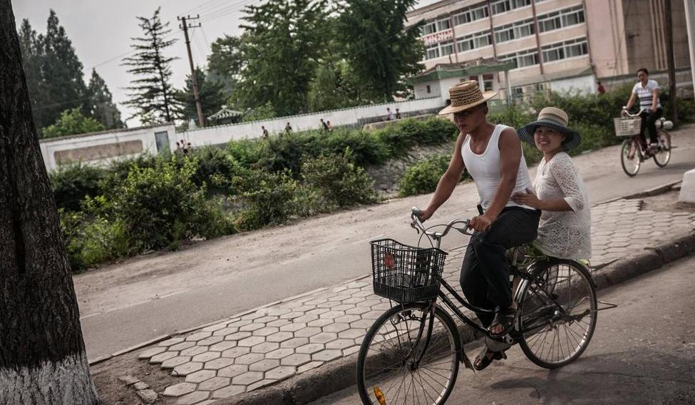 Fotografie britsko-polského dokumentárního fotografa Michala Huniewicze, který zachytil běžný život v KLDR, jsou stěžejní součástí výstavy Život za zdmi: Severní Korea. 