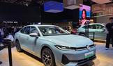Volkswagen je nadále nejprodávanější evropskou značkou v Číně a pozici si chce upevnit i novinkami mimo elektrický segment. Třeba plug-in hybridním Passatem ePro, který se vyrábí jako sedan ve spolupráci se SAIC (podobné auto, jen jako Magotan se vyrábí pro změnu v podniku FAW-VW).