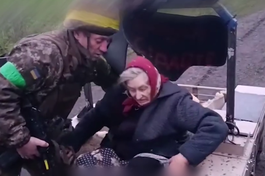 „Babičko, nasedni!“ Ukrajinci zachránili ženu uprostřed palby. Zvolili kuriozní řešení