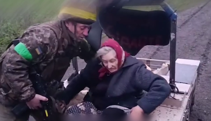 Ukrajinští vojáci evakuovali z odstřelované oblasti seniroku pomocí bezpilotního vozidla.