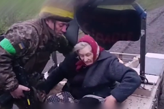 Ukrajinští vojáci evakuovali z odstřelované oblasti seniroku pomocí bezpilotního vozidla.