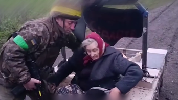 Ukrajinští vojáci evakuovali z odstřelované oblasti seniroku pomocí bezpilotního vozidla.