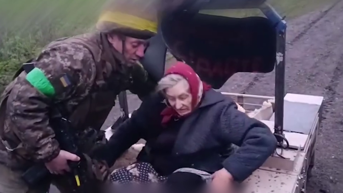 Ukrajinští vojáci evakuovali z odstřelované oblasti seniroku pomocí bezpilotního vozidla.