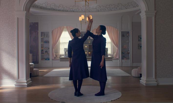 Mattea Confortiová v roli Becky a Chase Infinitiová jako Agnes v americkém seriálu Svědectví (2026).