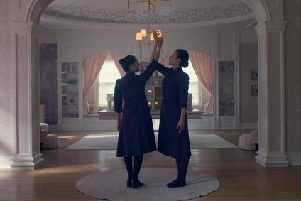 Mattea Confortiová v roli Becky a Chase Infinitiová jako Agnes v americkém seriálu Svědectví (2026).