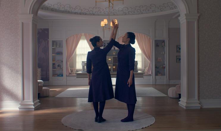 Mattea Confortiová v roli Becky a Chase Infinitiová jako Agnes v americkém seriálu Svědectví (2026).