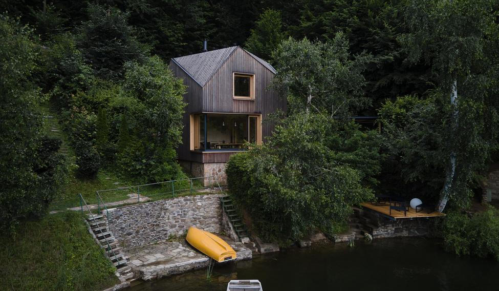 „Návrh domu a interiéru probíhal ruku v ruce tak, abychom dokázali dobře využít každý centimetr místa, který nám původní dědova chatička vymezila,“ popisuje architektka Klára Vratislavová.