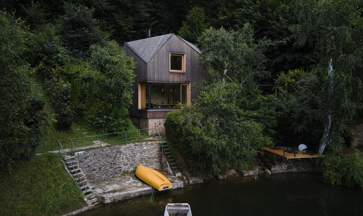 „Návrh domu a interiéru probíhal ruku v ruce tak, abychom dokázali dobře využít každý centimetr místa, který nám původní dědova chatička vymezila,“ popisuje architektka Klára Vratislavová.