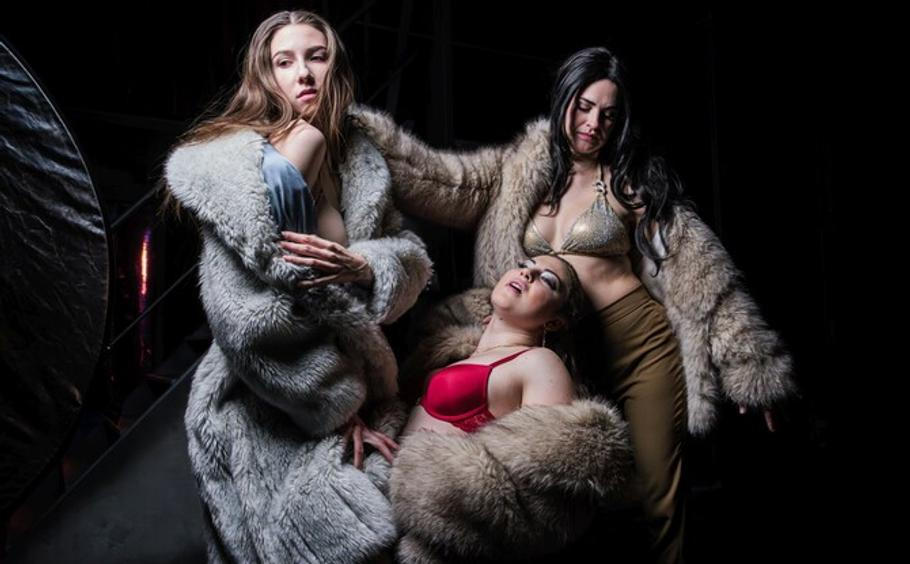 V hlavních rolích inscenace Já, Manon se představují Kristýna Nováková, Sofia Chalányová a Markéta Bohadlová jako tři aspekty dívky Manon. 