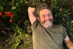 Americký komik Zach Galifianakis v komediální reality show Tohle je pořad o zahradničení.