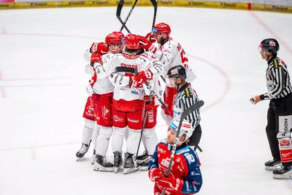 Radost hokejistů Třince ve finále extraligy proti Pardubicím