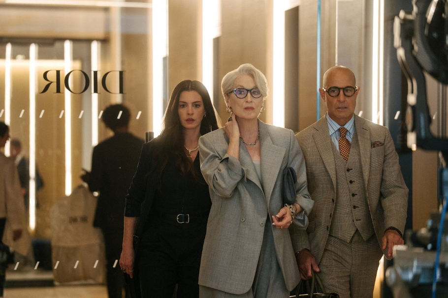 Meryl Streepová jako šéfka módního magazínu Runway Miranda, Stanley Tucci jako Nigel a Anne Hathawayová v roli Andy ve filmu Ďábel nosí Pradu 2.