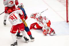 Třinecký brankář Ondřej Kacetl ve finále extraligy proti Pardubicím