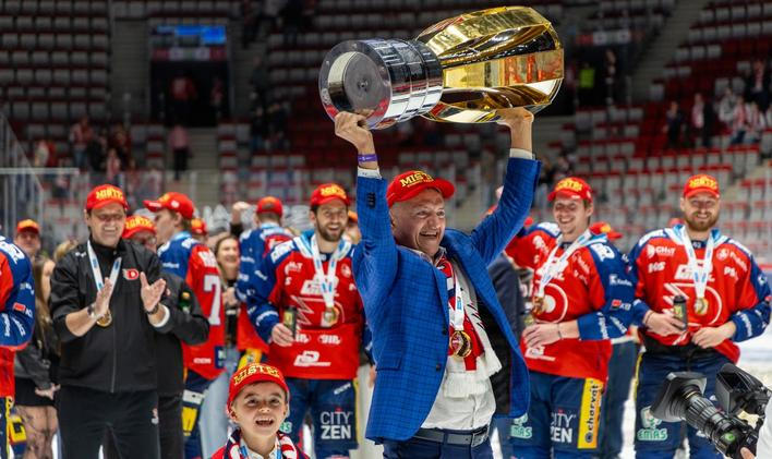 Majitel Petr Dědek slaví zisk extraligového titulu pro Pardubice.