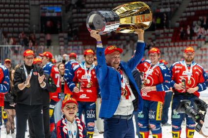 Majitel Petr Dědek slaví zisk extraligového titulu pro Pardubice.