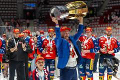 Majitel Petr Dědek slaví zisk extraligového titulu pro Pardubice.