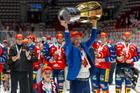 Majitel Petr Dědek slaví zisk extraligového titulu pro Pardubice.