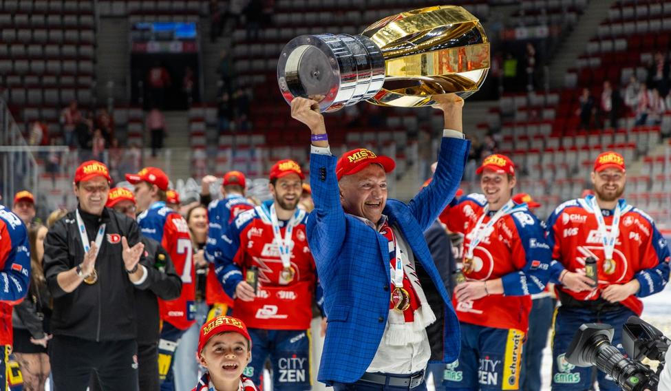 Majitel Petr Dědek slaví zisk extraligového titulu pro Pardubice.