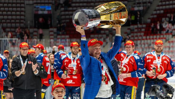 Majitel Petr Dědek slaví zisk extraligového titulu pro Pardubice.