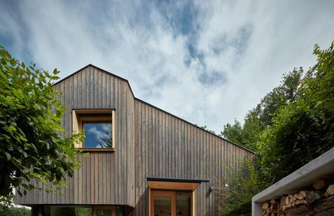 Na první pohled působí nenápadná chata ukrytá v zeleni nad Vranovskou přehradou skromně. 