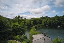 Její fasáda z opalovaných modřínových prken přirozeně splývá s okolní krajinou a respektuje charakter místa, kde tradičně stojí spíše skromné rekreační objekty.