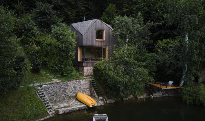 „Návrh domu a interiéru probíhal ruku v ruce tak, abychom dokázali dobře využít každý centimetr místa, který nám původní dědova chatička vymezila,“ popisuje architektka Klára Vratislavová.