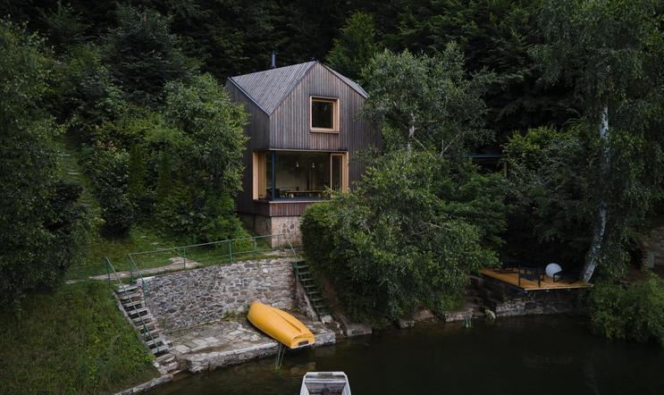 „Návrh domu a interiéru probíhal ruku v ruce tak, abychom dokázali dobře využít každý centimetr místa, který nám původní dědova chatička vymezila,“ popisuje architektka Klára Vratislavová.