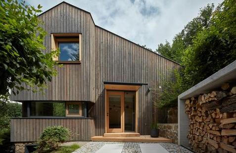 Na první pohled působí nenápadná chata ukrytá v zeleni nad Vranovskou přehradou skromně. 