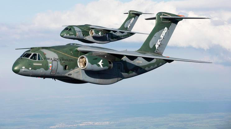 Česká armáda si pořizuje dvojici transportních letounů C-390 od firmy Embraer. První letadlo by mělo v Praze přistát s několikaměsíčním zpožděním v červnu.