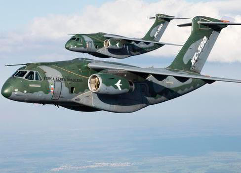 Česká armáda si pořizuje dvojici transportních letounů C-390 od firmy Embraer. První letadlo by mělo v Praze přistát s několikaměsíčním zpožděním v červnu.
