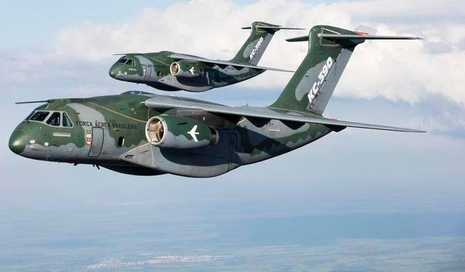 Česká armáda si pořizuje dvojici transportních letounů C-390 od firmy Embraer. První letadlo by mělo v Praze přistát s několikaměsíčním zpožděním v červnu.