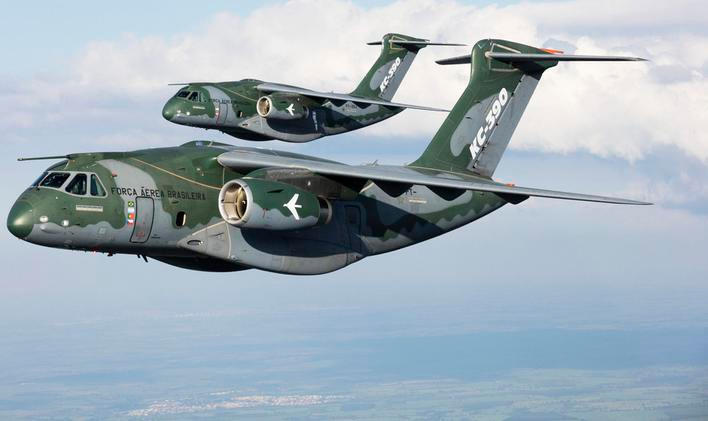 Česká armáda si pořizuje dvojici transportních letounů C-390 od firmy Embraer. První letadlo by mělo v Praze přistát s několikaměsíčním zpožděním v červnu.