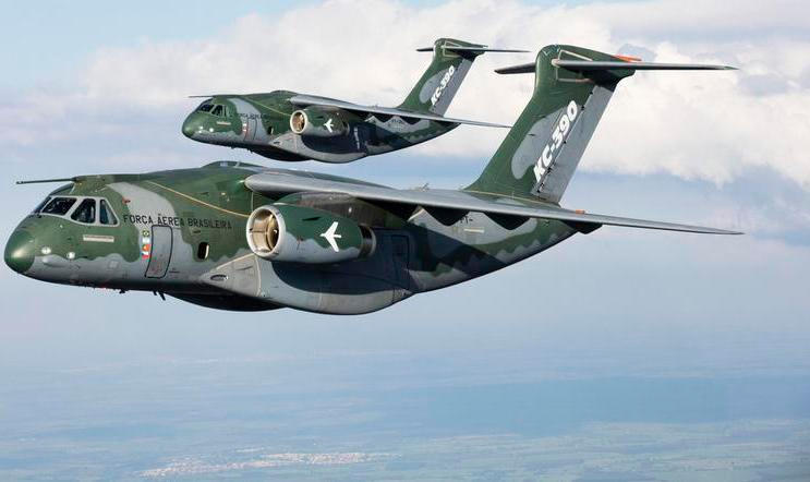 Česká armáda si pořizuje dvojici transportních letounů C-390 od firmy Embraer. První letadlo by mělo v Praze přistát s několikaměsíčním zpožděním v červnu.